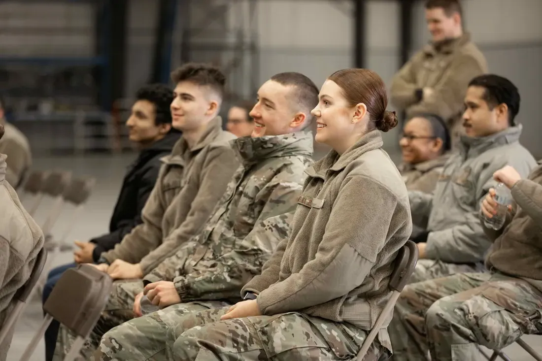 后备军官训练队的学生们微笑着坐着.